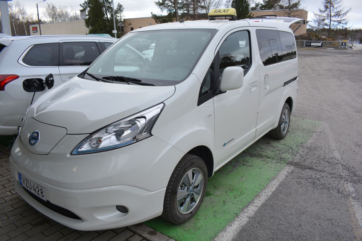 Taksina käytettävä sähköauto edestä