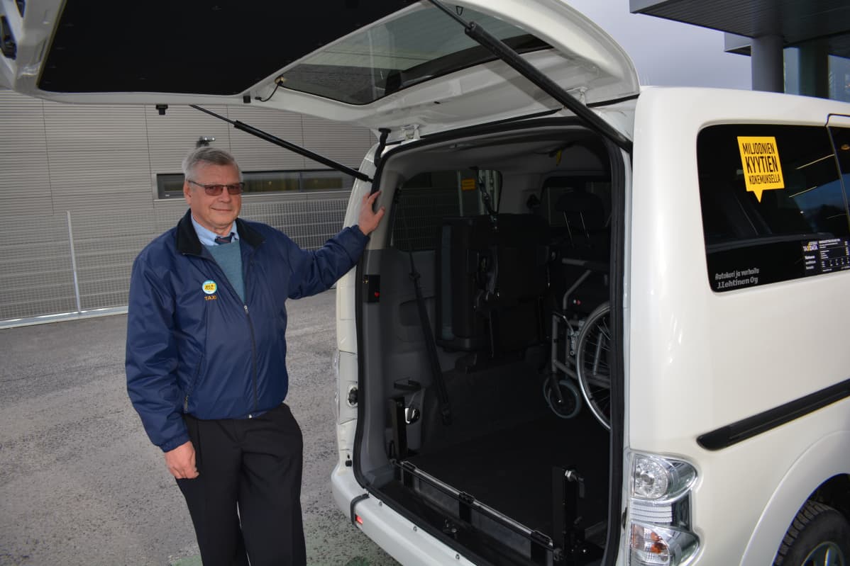 Taksiautoilija Pekka Mauro ja esteetön sähkötaksi.