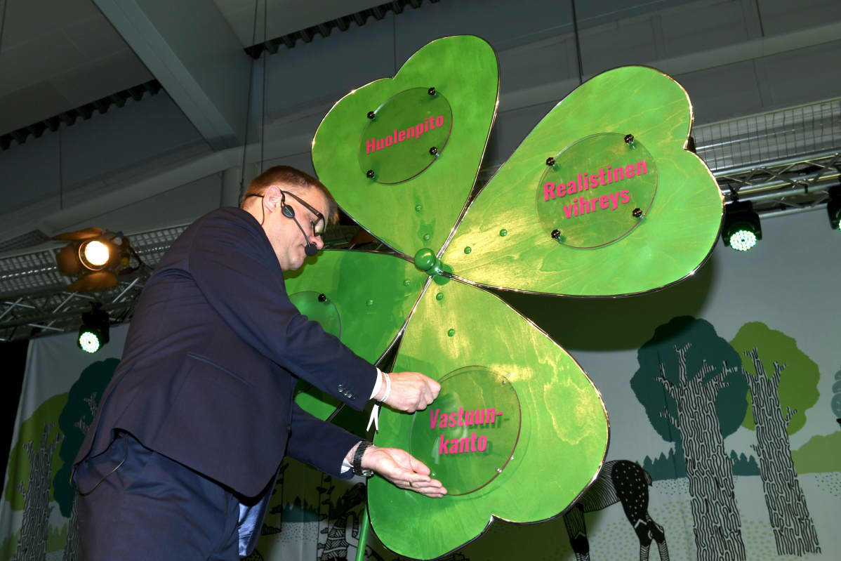 Pääministeri Juha Sipilä on nikkaroinnin ystävä. Tässä hänen tekemänsä luottamuksen apila keskustan puoluekokouksessa Sotkamossa kesäkuussa 2018.