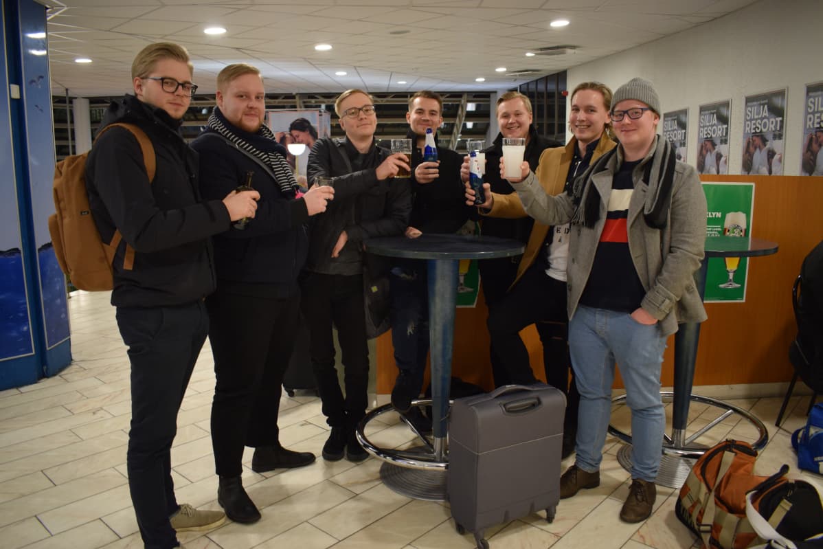 Turun ammattikorkeakoulun rakennusalan opiskelijat valmistautumassa alkavaan risteilyyn.