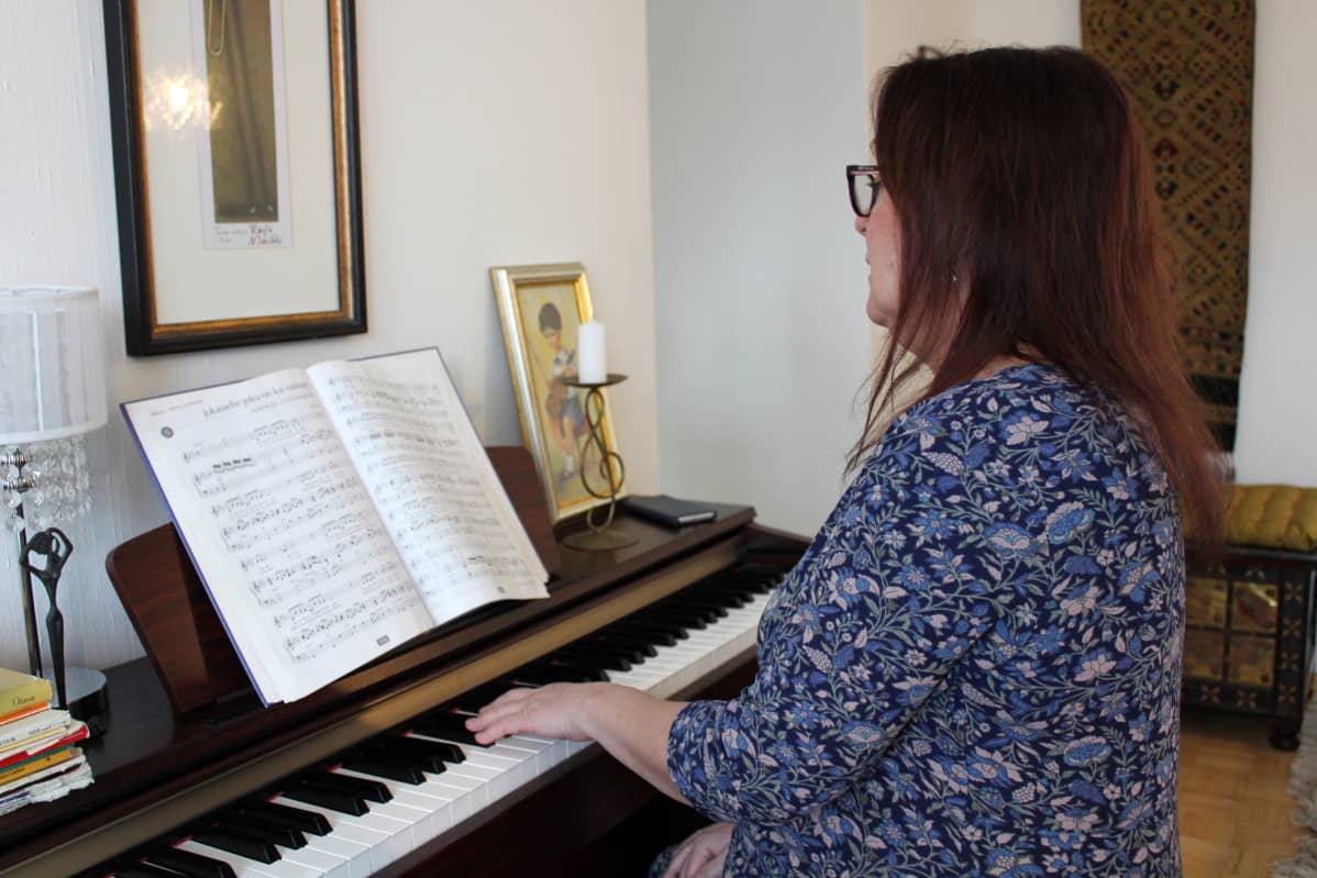 Eija soittaa pianoa