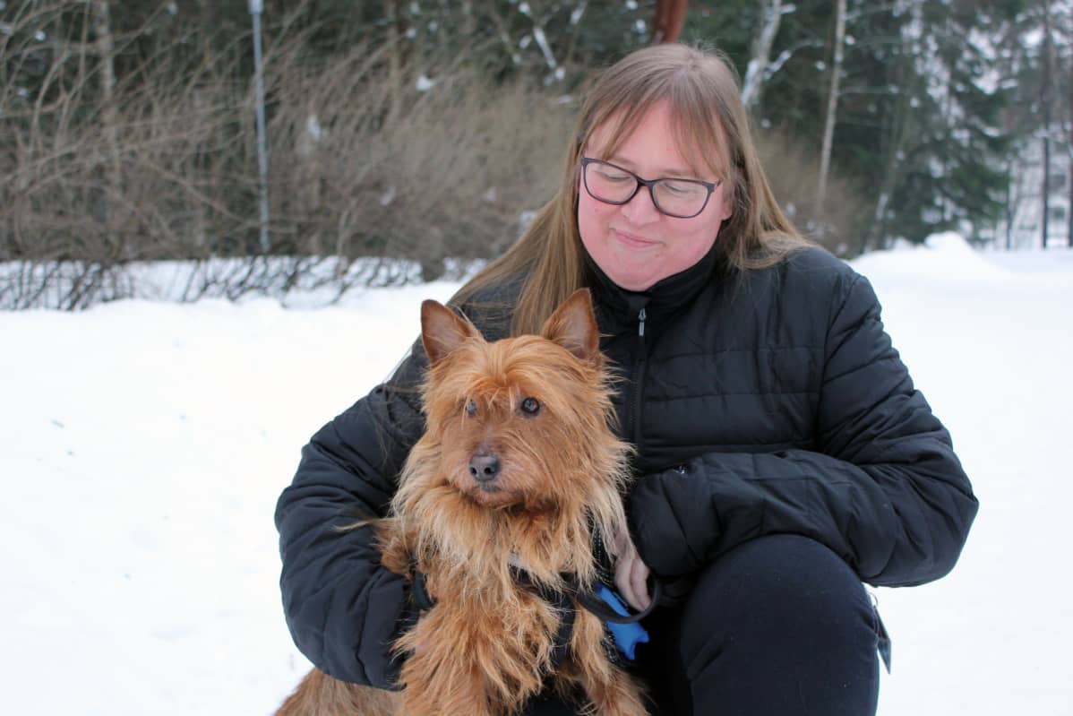 Visu-koira ja Arja Sihvonen ulkona