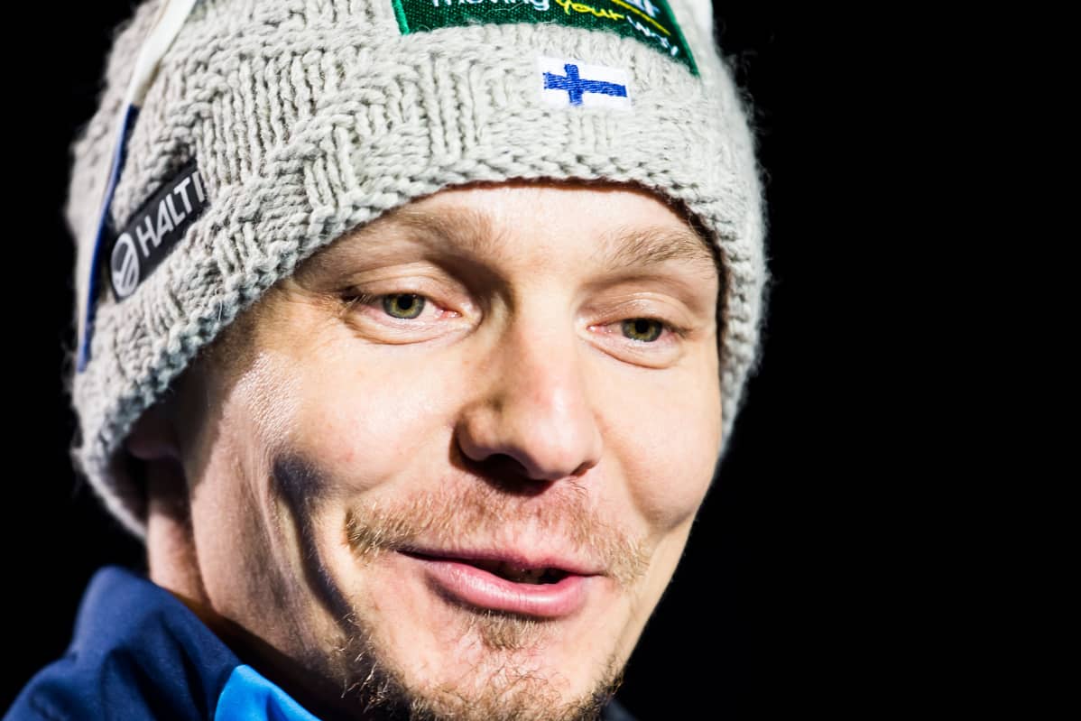 Petter Kukkonen hymyilee lähikuvassa.