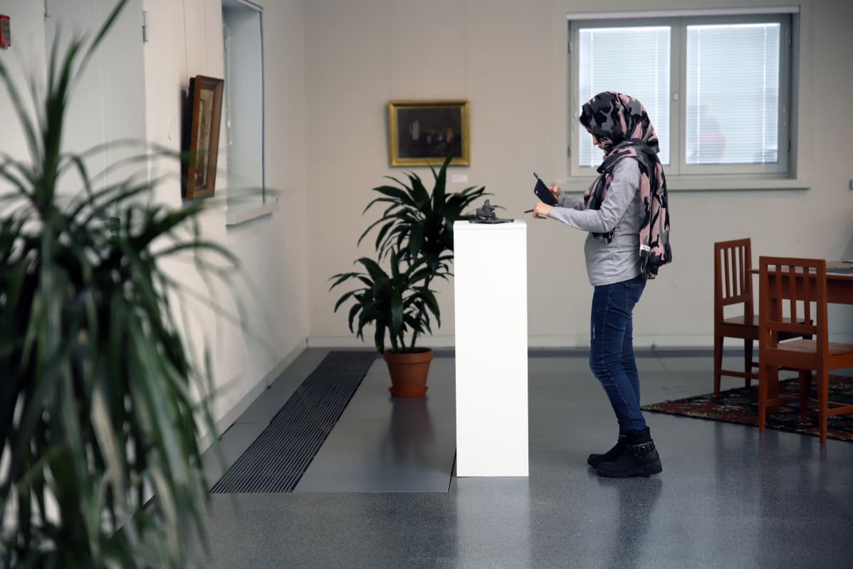 Lapuan taidemuseossa on menossa parhaillaan Kotopaikan tuntu -niminen näyttely.