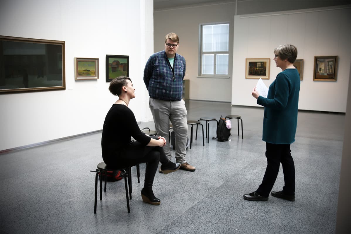 Lapuan kaupungin kulttuuripäällikkö Susanna Oversteyns (vas.), Lapuan kaupungin museoiden museointendentti Sakari Hanhimäki ja Lapuan taidemuseon lehtori Kirsi-Maria Tuomisto taidemuseossa.