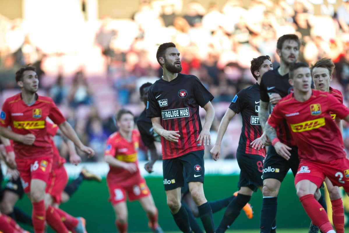FC Midtjyllandin Tim Sparv tarkkailee palloa.