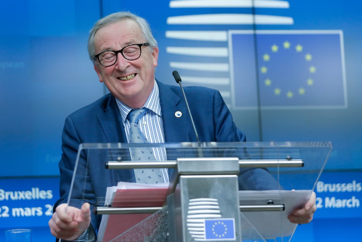 Juncker nauraa silmät kiinni.