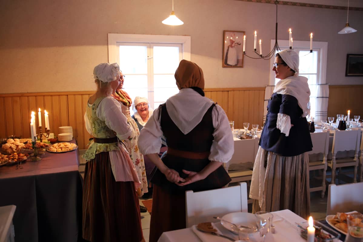 Napuen mamsellit valmistautumassa iltaan
