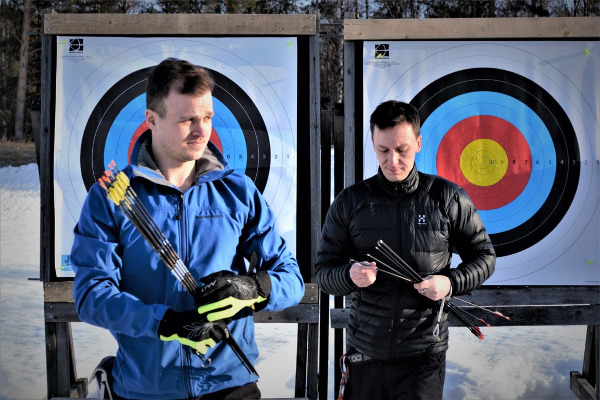 Antti Vikström ja Samuli Piippo Oulun Jousimiesten Hietasaaren jousiampumaradalla huhtikuussa 2019.