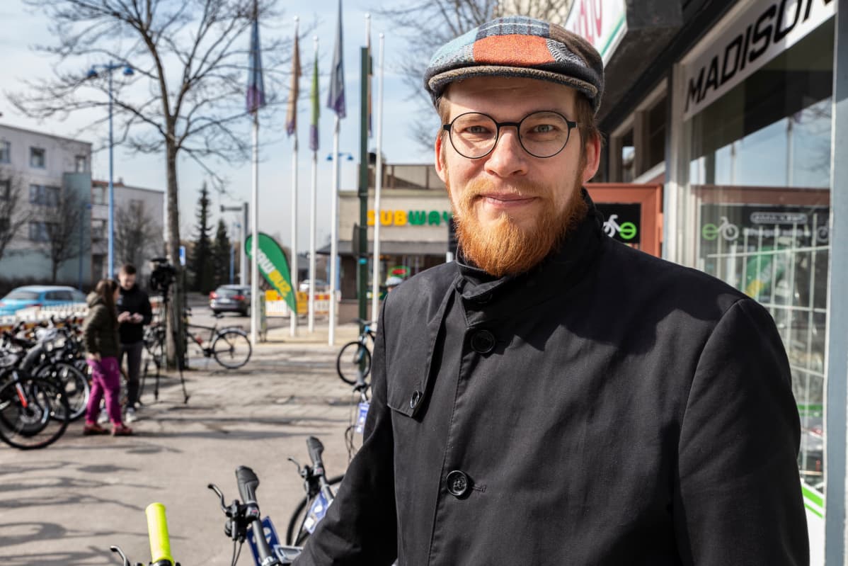 Matti Koistinen sanoo, että sähkökäyttöinen tavarapyörä on ollut lapsiperheen pelastus monta kertaa.