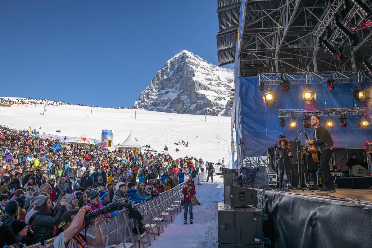 Ulkoilmafestivaali lumisissa maisemissa, kuvassa Brittimuusikko James Morrison. Snowpenair music festival Scheideggissä Bernin lähellä Sveitsissä 6. huhtikuuta.