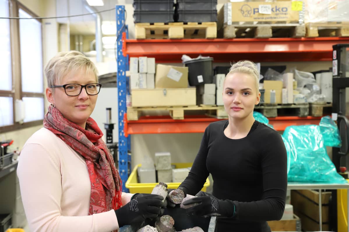 Insinööriopiskelijat Mirka Marttinen ja Jemina Turkia