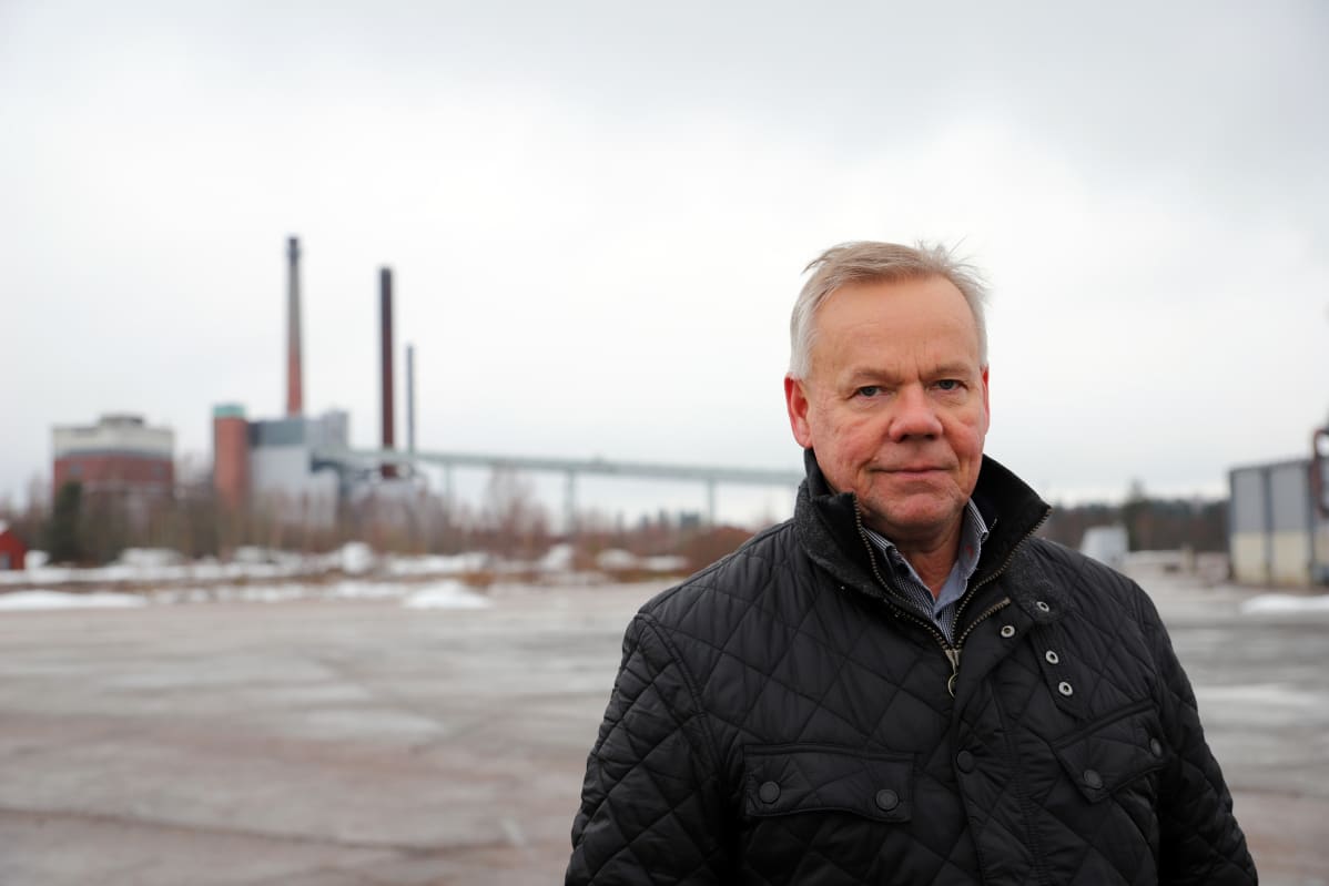 Redeve Oy:n hallituksen puheenjohtaja Jari Lahtinen Myllykosken paperitehtaan edustalla.