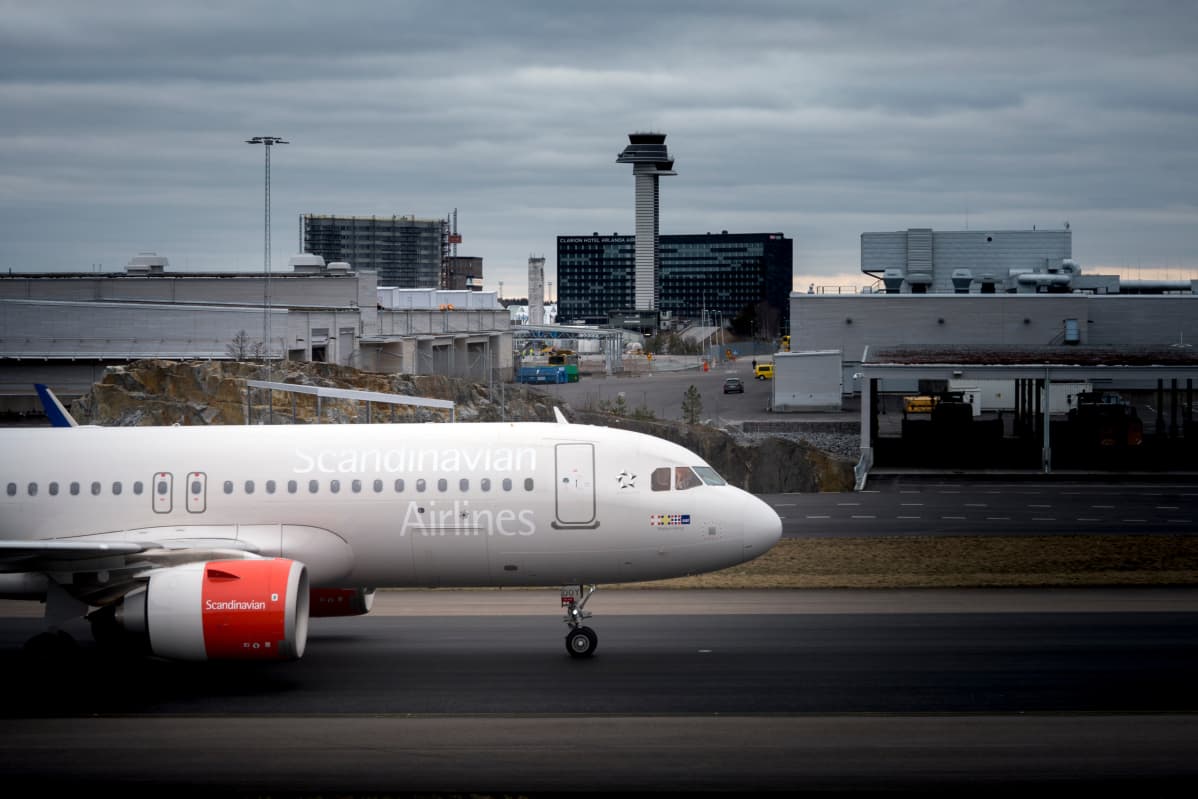 Lentoyhtiö SAS:in kone rullaa Tukholman Arlandan kentällä