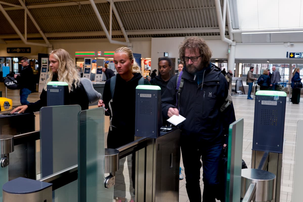 Lentomatkustajia Tukholman Arlandan lentoaseman terminaalissa 4.