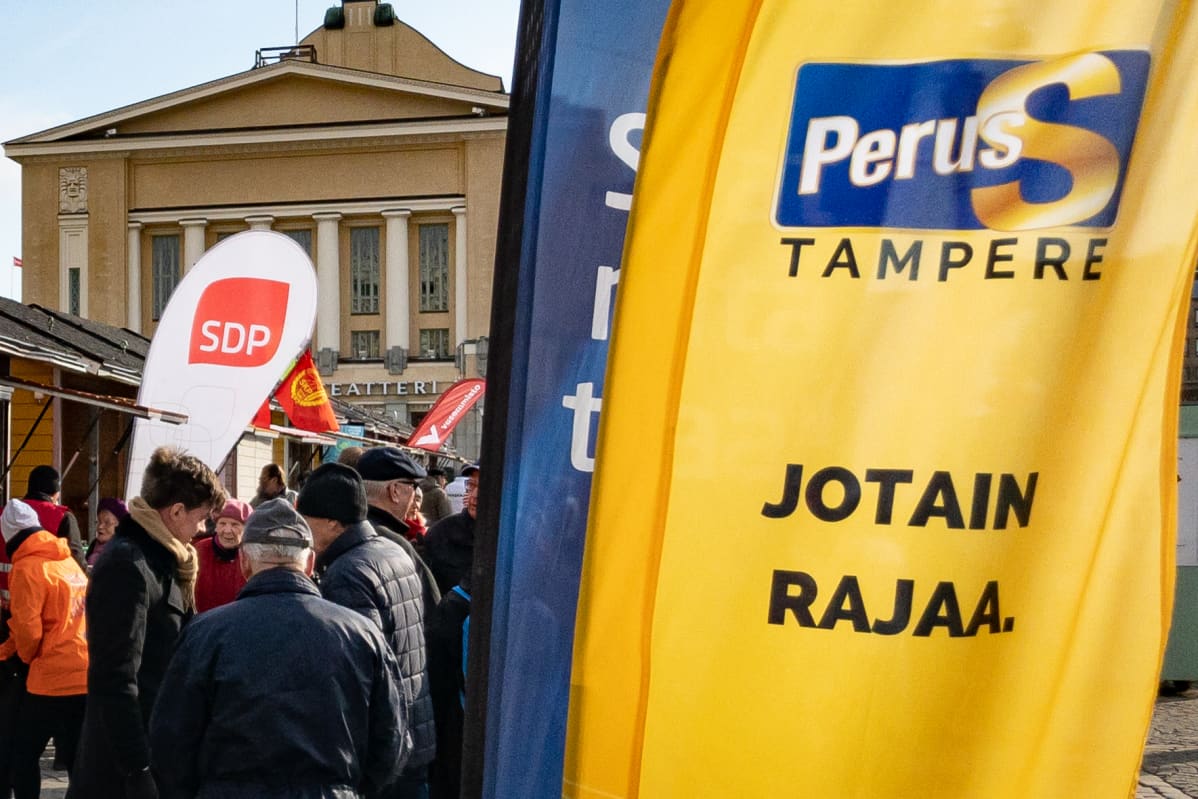 Perussuomalaisten ja SDP:n vaalikampanjointia Tampereen Keskustorilla