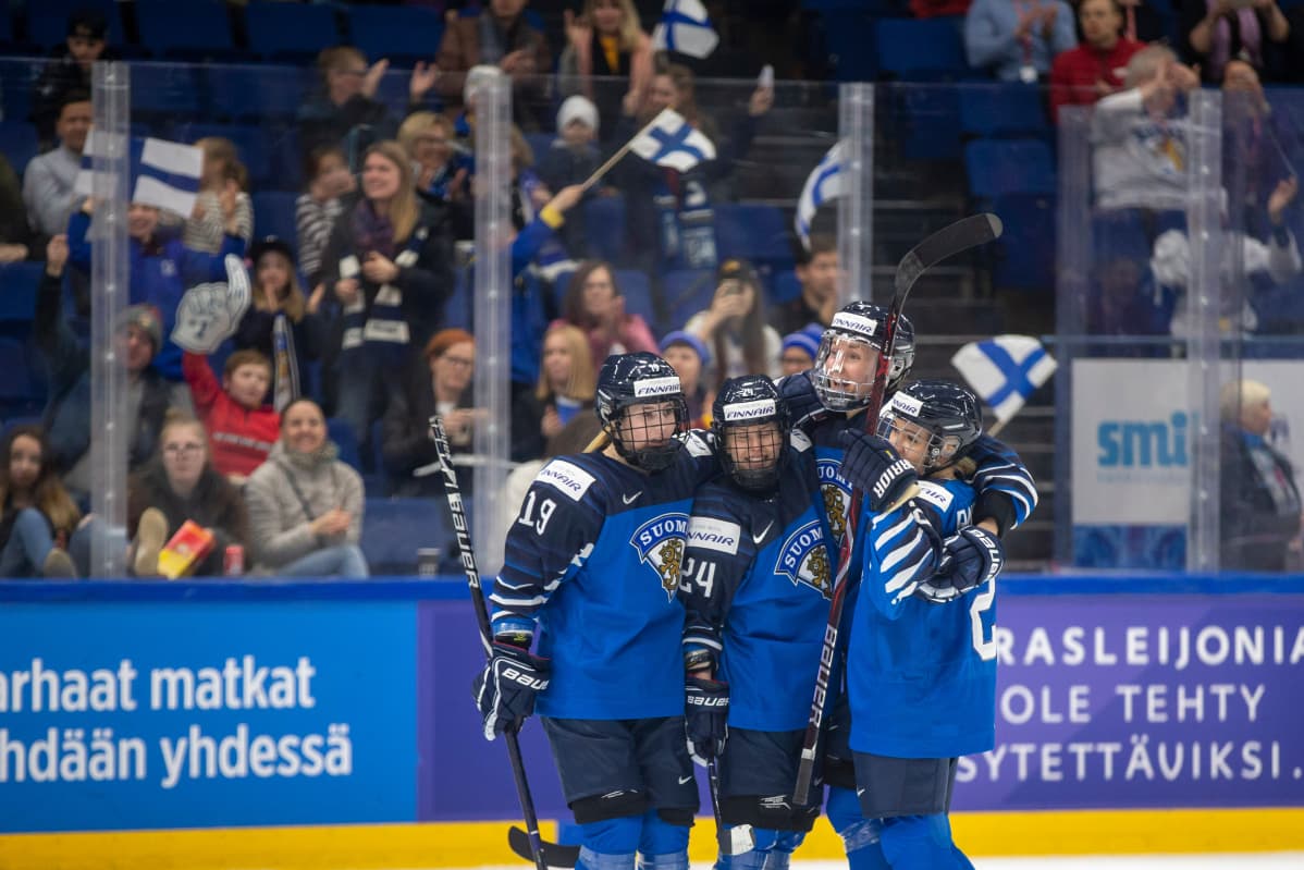 Naisleijonat tuulettaa