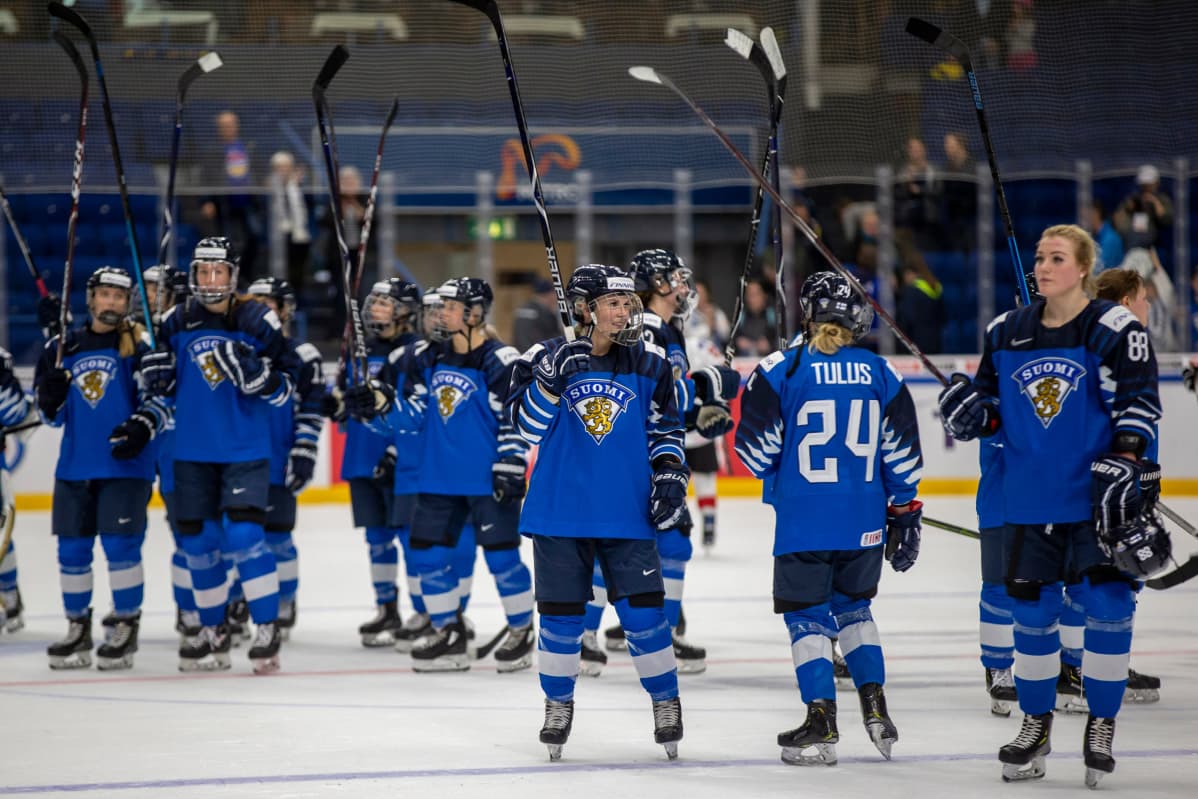 Naisleijonat tuulettaa.