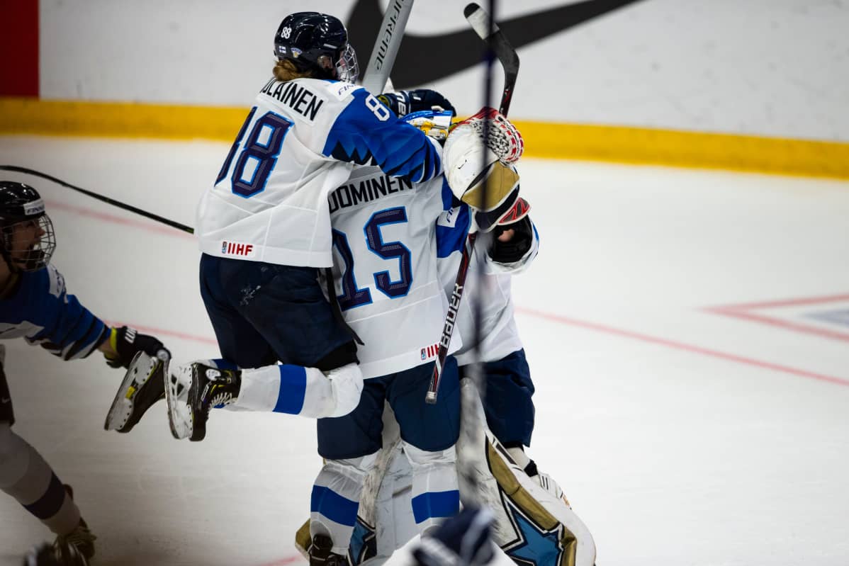 Naisleijonat tuulettaa maalia.