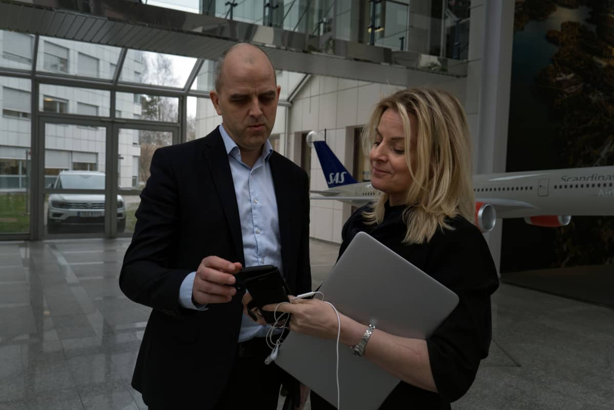Lentoyhtiö SAS:in ympäristö- ja yhteiskuntavastuujohtaja Lars Andersen Resare ja yhtiön Ruotsin-viestintäjohtaja Freja Annamatz