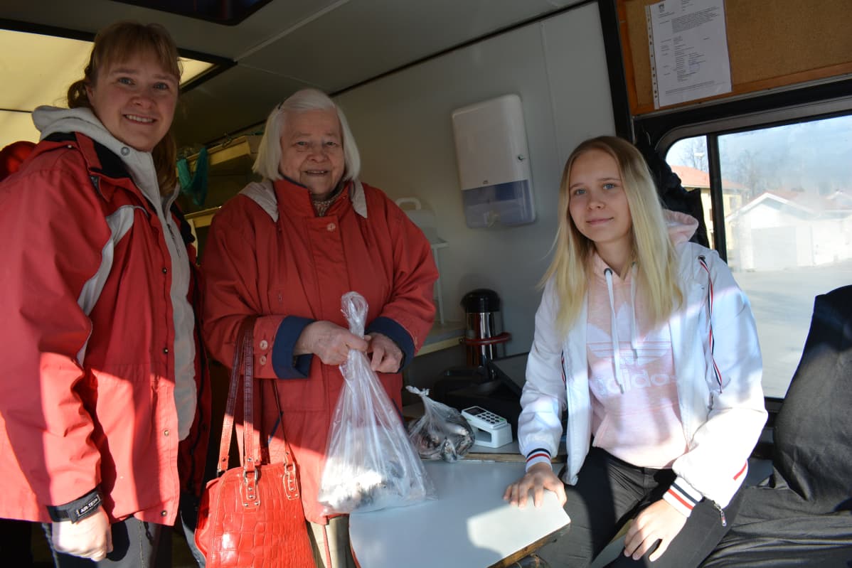 Saija Toivosen (vas.) apuna on tytär Jasmin Toivonen, joka hoitaa kassaa.