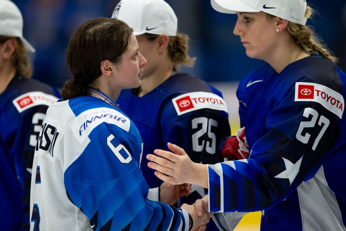 Jenni Hiirikoski ja Annie Pankowski kättelevät ottelun jälkeen