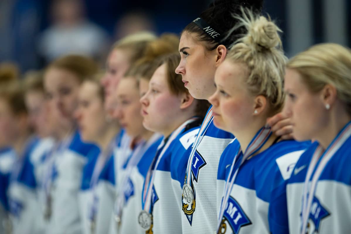 Naisleijonat rivissä, kuuntelevat USA.n kansallislaulua.