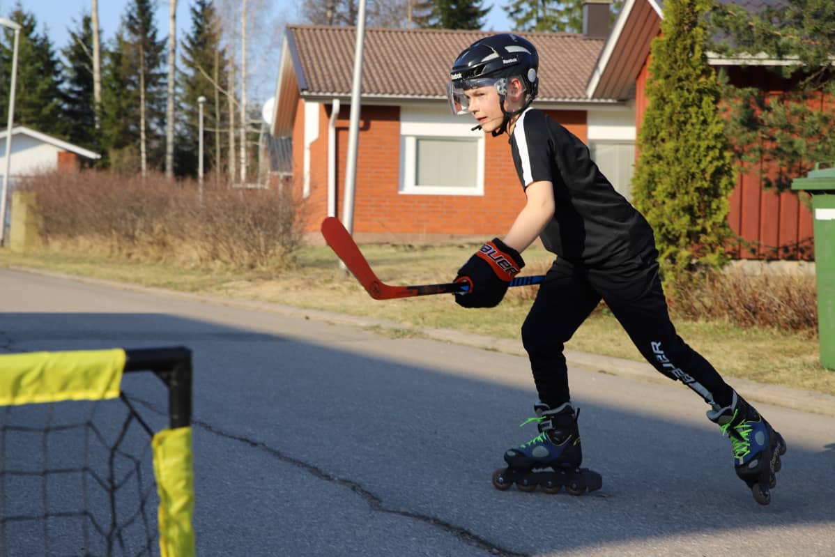 Hermanni Vastamäki rullaluistelee.