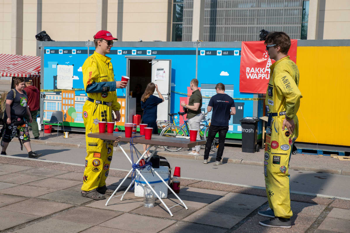 Opiskelijat pelaamassa Beerbong -peliä Tampereen yliopiston Hervannan kampuksen vapputapahtumassa.