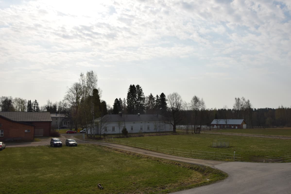 Maisemakuva Mustialan opetustilalta Tammelasta.