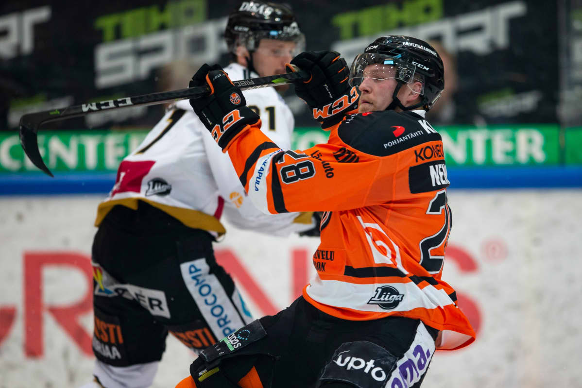 Kuvassa etualalla Markus Nenonen #28, HPK