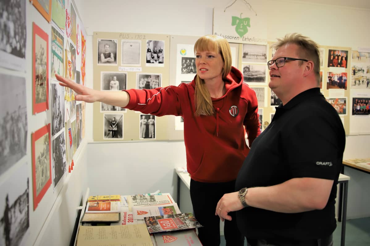 Jarkko Tenkula ja Anneli Lehto tutustuvat Palosaaren työväenmuseon näyttelyyn.