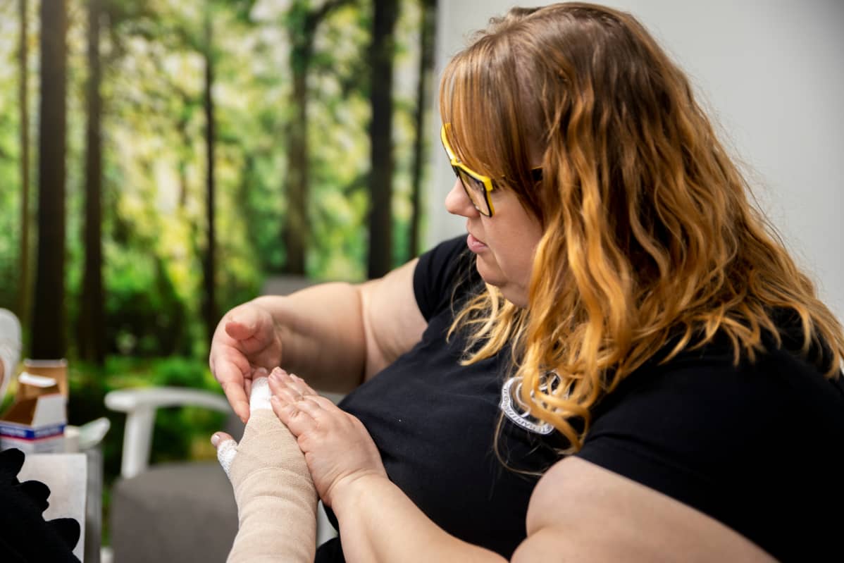 Laura Hartin-Kouhia tekemässä lymfahoitoa