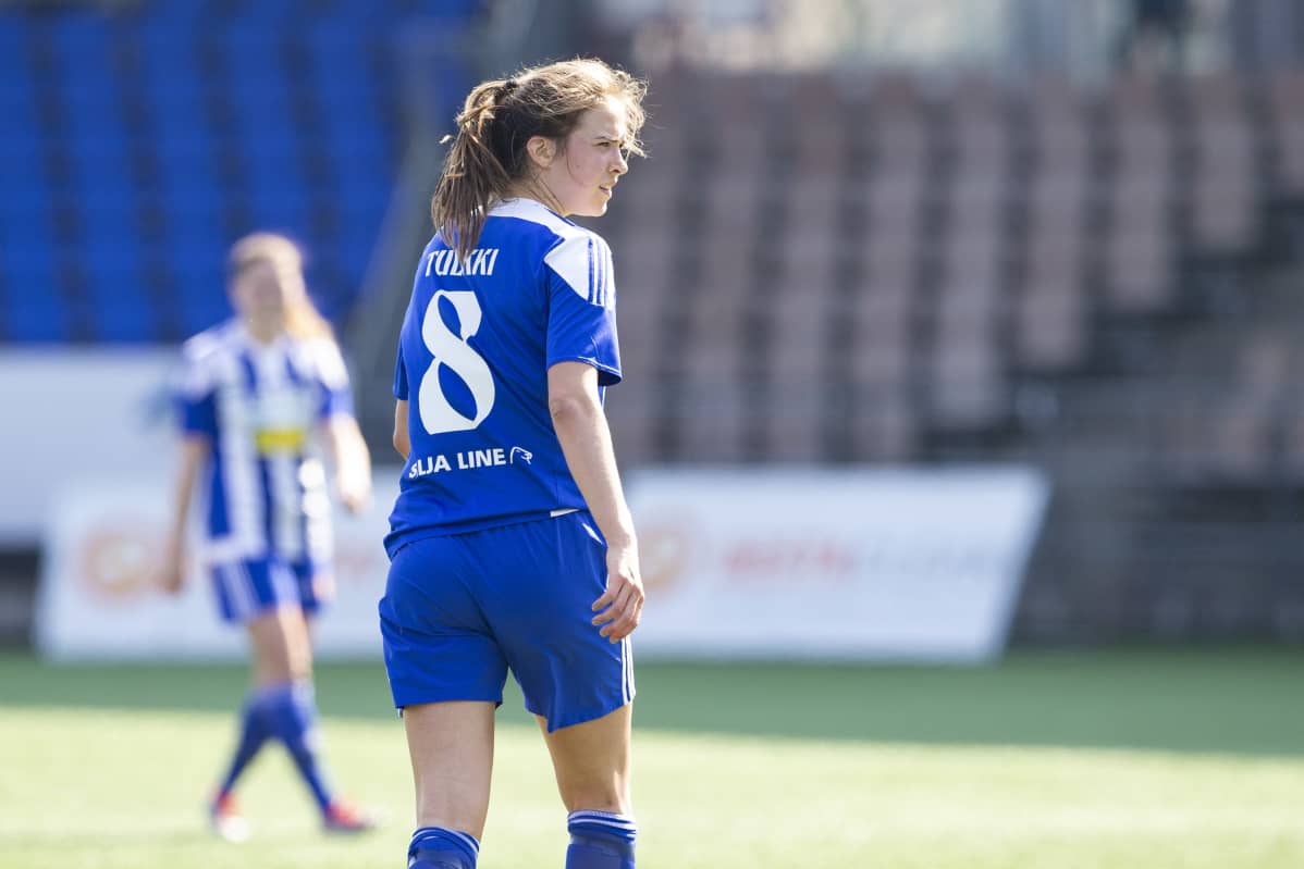 Kuvassa HJK.n Emmaliina Tulkki.