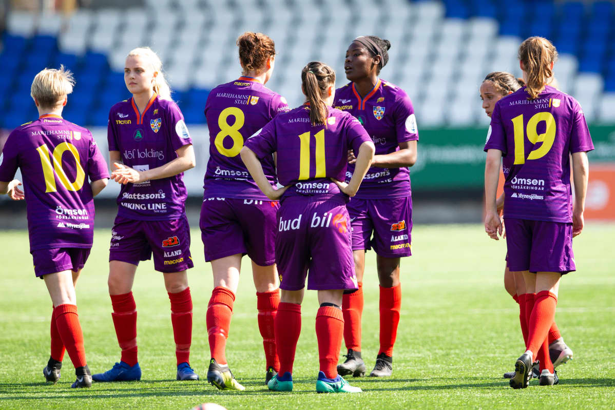 Åland Unitedin pelaajia kentällä.