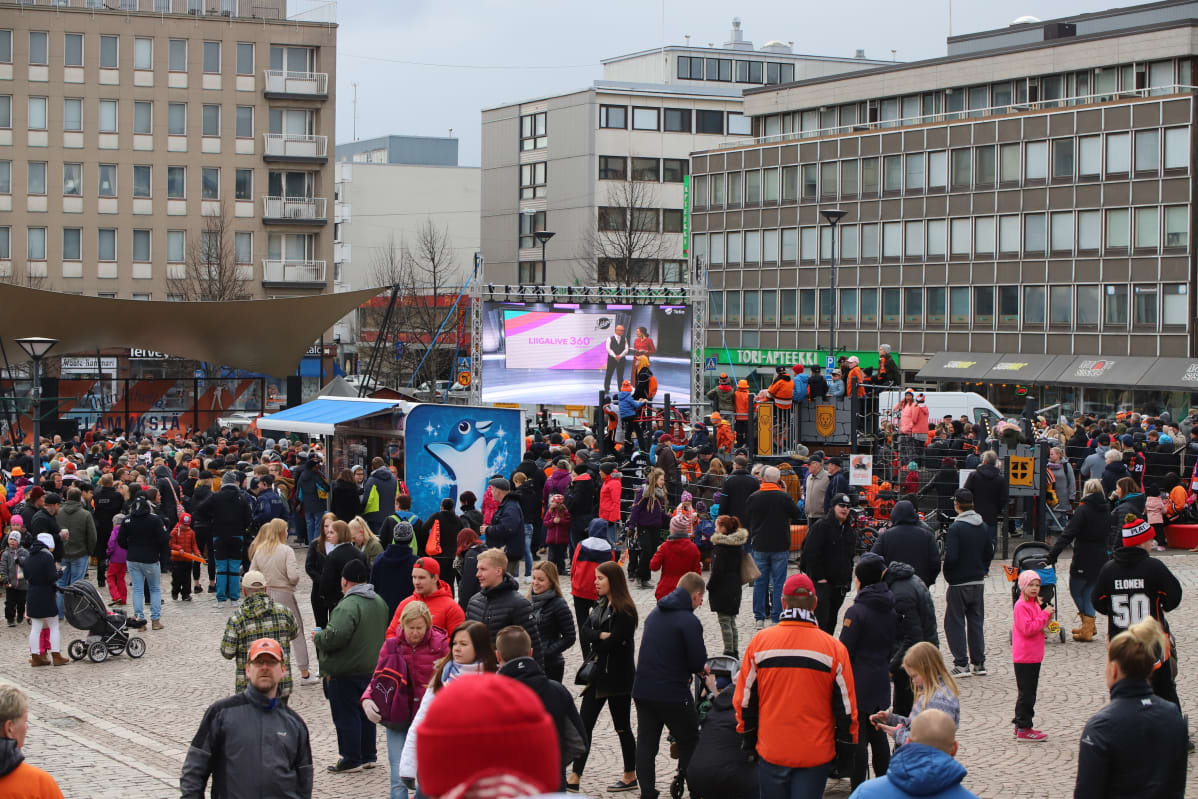 HPK:n kannattajia Hämeenlinnan torilla