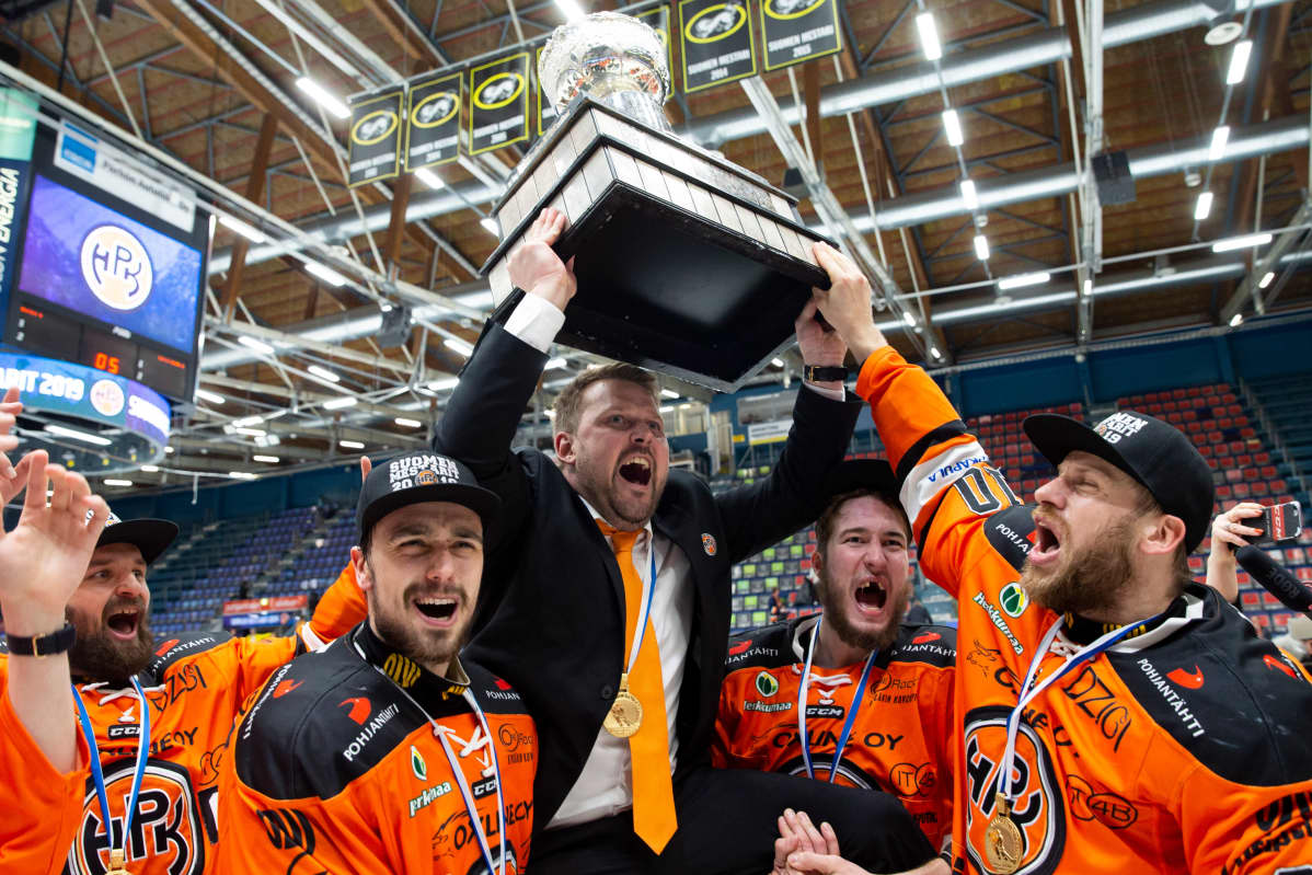 Pennanen nostaa maljaa