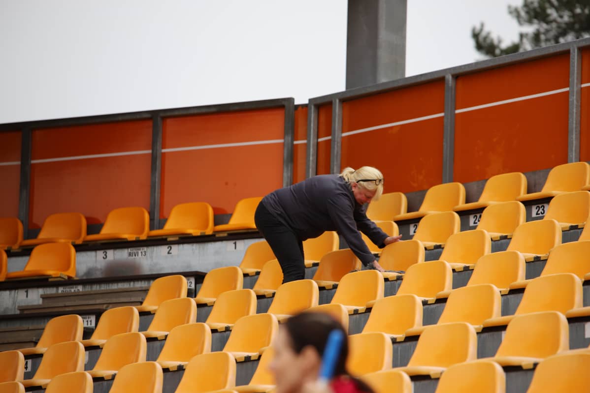 Tiistaina Kouvolan pesäpallostadionin penkkejä siivottiin.