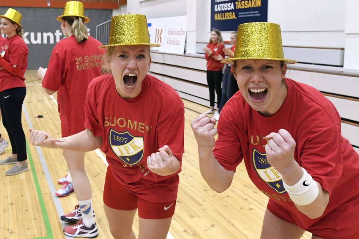 Kathlen Ax (vas.) ja Linda Cainberg tuulettavat HIFK:n 29. Suomen mestaruutta juhlistavat t-paidat päällään ja mestaruushatut päässään.