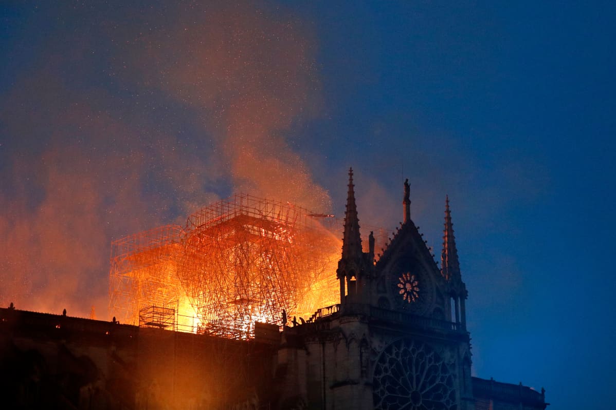 Huhtikuussa levisi erityisen paljon valeuutisia pariisilaisen Notre Dame -katedraalin palosta. Valeuutisissa väitettiin Ranskan keltaliivimielenosoittajien olleen palon takana, vaikka todellisuudessa palo sai alkunsa sähkön oikosulusta.