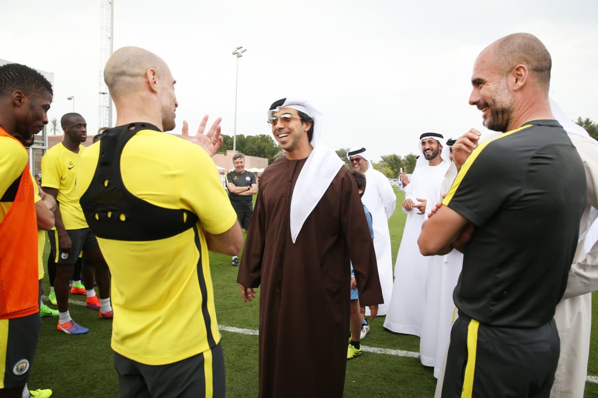 Sheikki Mansour vierailemassa Cityn leirillä Abu Dhabissa.