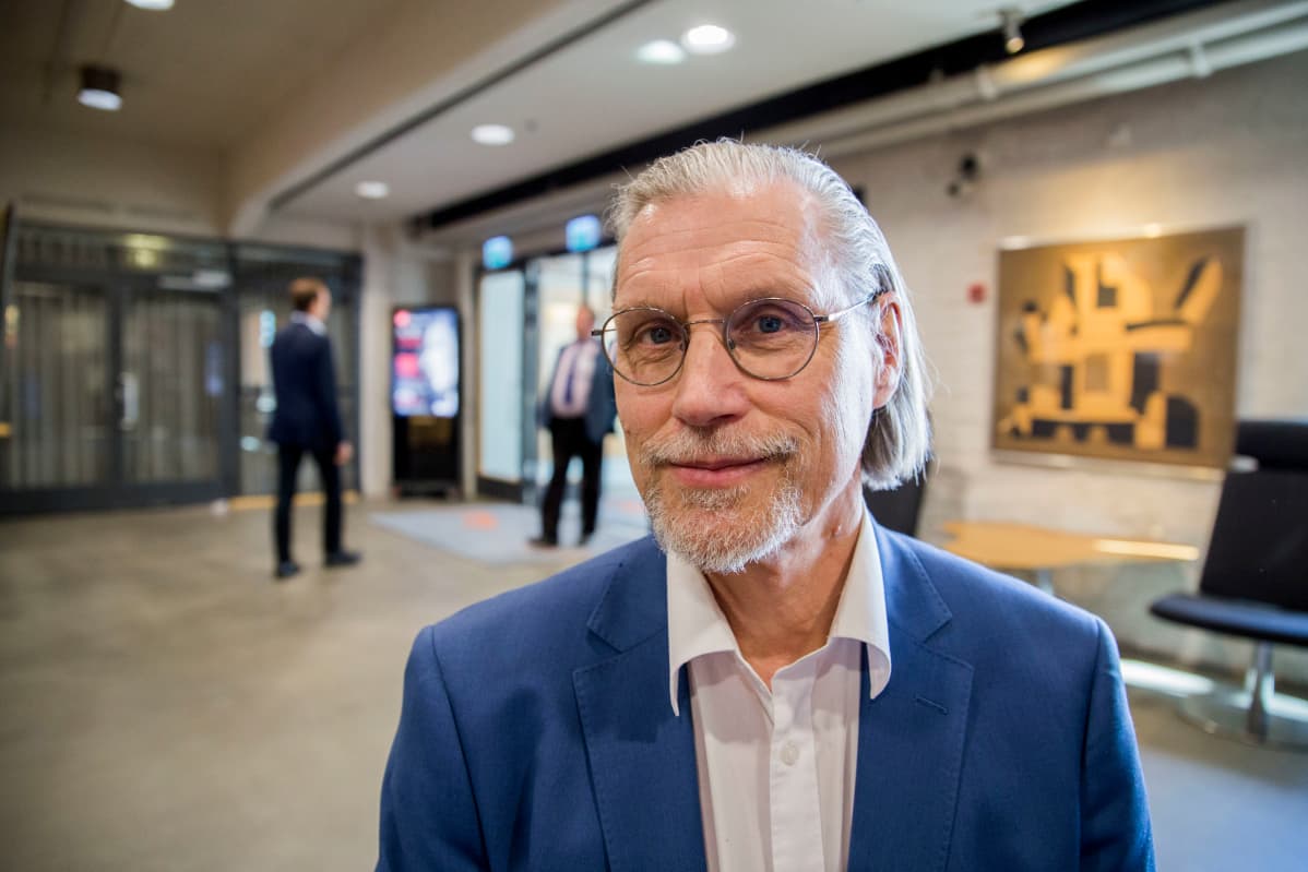 Lahti Energian toimitusjohtaja Eero Seesvaara uskoo sähköyhtiöiden yhdistymisten jatkuvan edelleen.