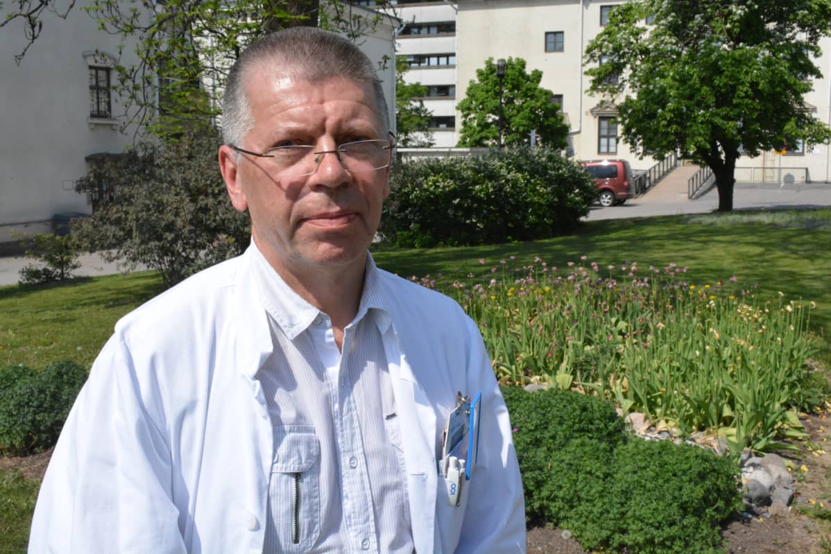 Professori ja ylilääkäri Jarmo Oksi