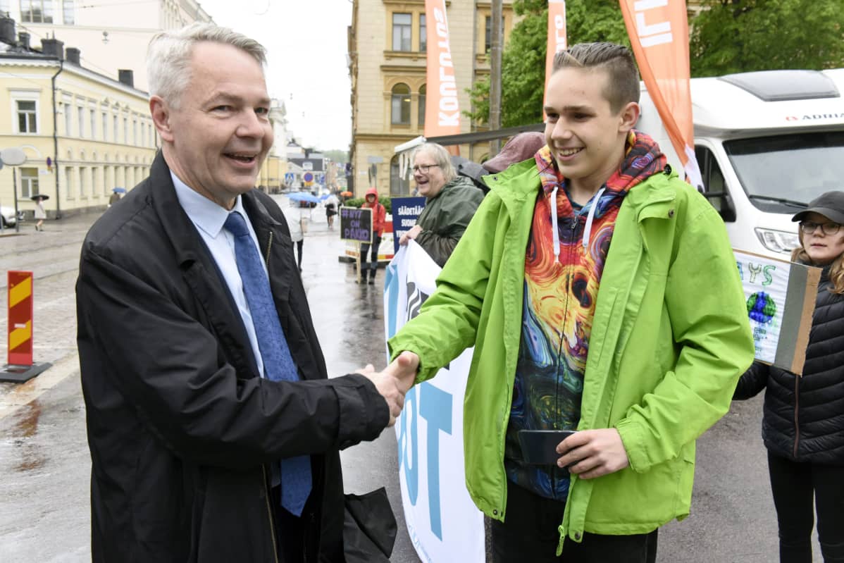Vihreiden puheenjohtaja Pekka Haavisto (vas.) kätteli nuorten ilmastolakkolaisten Atte Ahokkaan saapuessaan hallitusneuvotteluihin Säätytalolle Helsingissä 24. toukokuuta 2019.