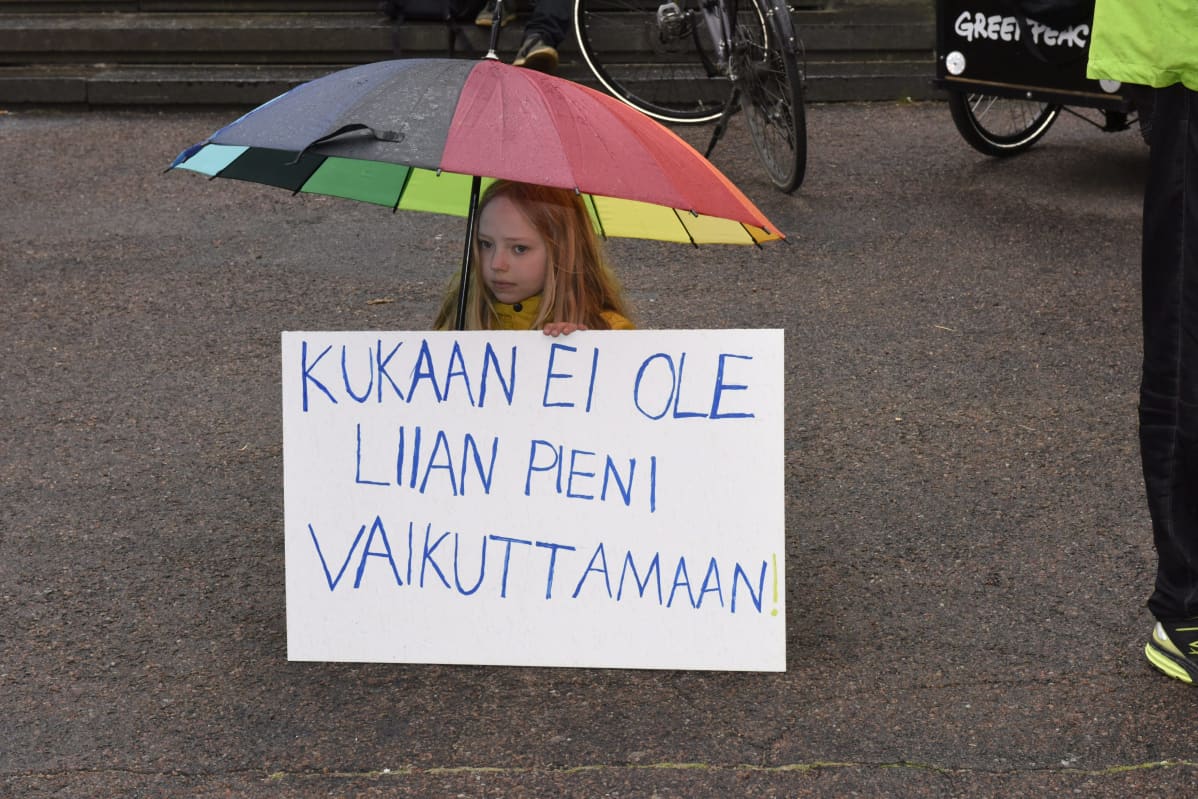 Nuoria Ilmastolakko-mielenosoituksessa hallitusneuvottelujen näyttämön Säätytalon ulkopuolella Helsingissä 24. toukokuuta 2019. Nuoren tytön nimi ei ole tiedossa.