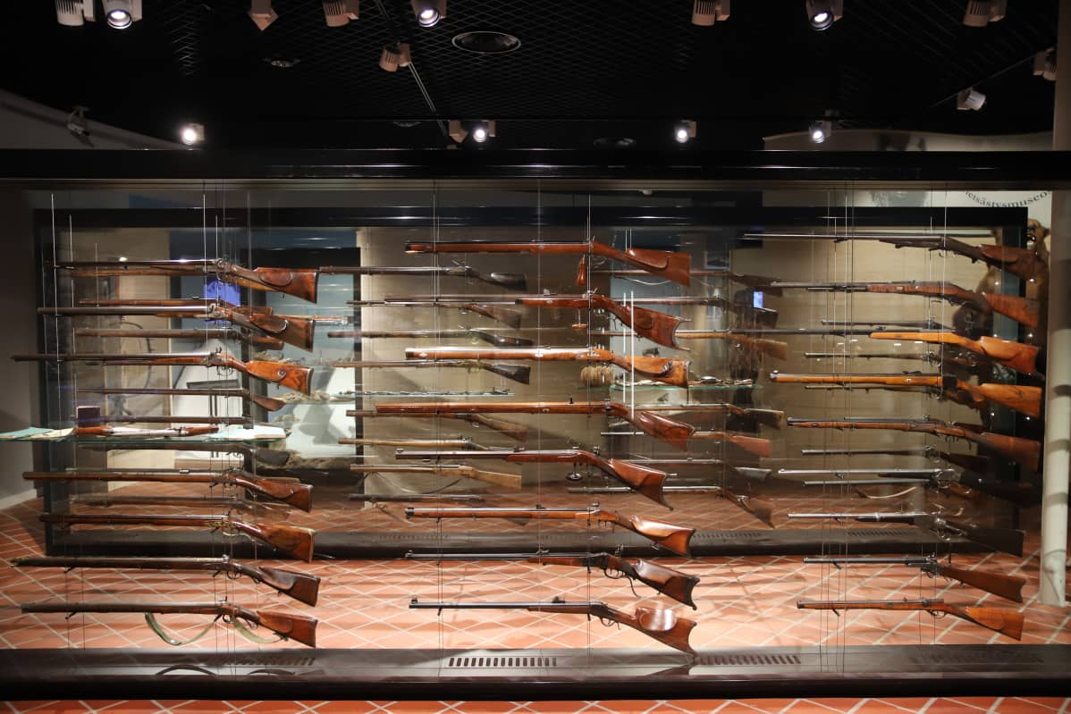 Vanhoja aseita vitriinissä Suomen metsästysmuseossa.