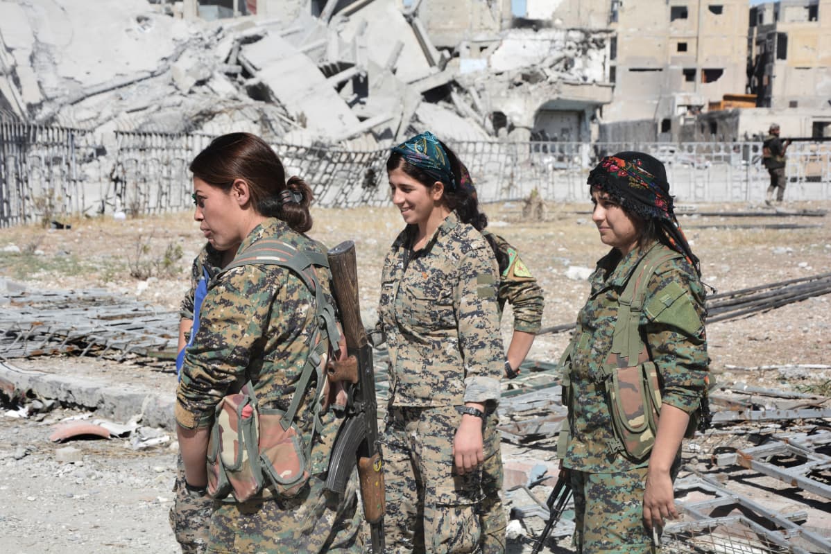 Kurdijohtoisia joukkoja Raqqassa