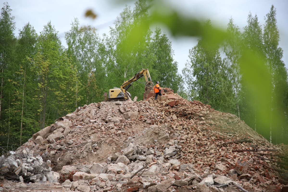 Hallan sahan piipun jalusta piipun kaatamisen jälkeen.