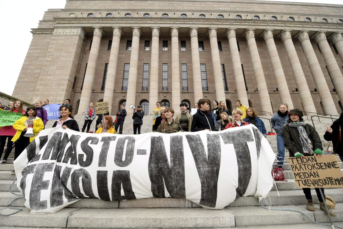 Nuoret ilmastolakkolaiset vaativat kunnollisia ilmastotoimia aikuisilta ja poliitikoilta Eduskuntatalon portailla Helsingissä 24. toukokuuta 2019. Perjantaina vietettiin toista kansainvälistä ilmastolakkopäivää.
