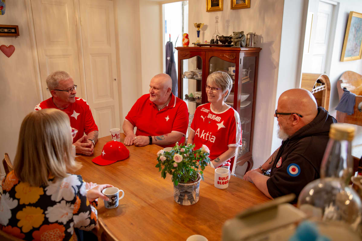 HIFK-fanit Christer Forss, Matti Karjalainen, Eila Karjalainen ja Aimo Lindgren